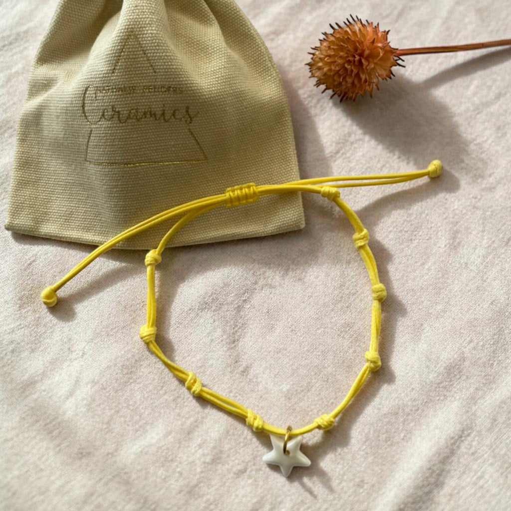 Bracelet cordon jaune et pendentif en porcelaine blanche – ajustable