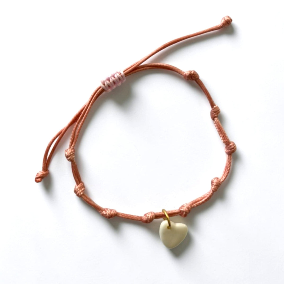 Bracelet cordon rose et pendentif en porcelaine blanche – ajustable, bijou fait main France