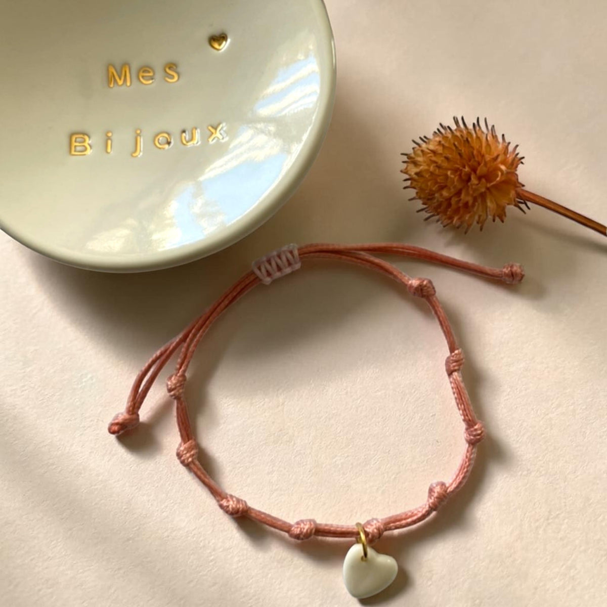 Bracelet cordon rose et pendentif en porcelaine blanche – ajustable