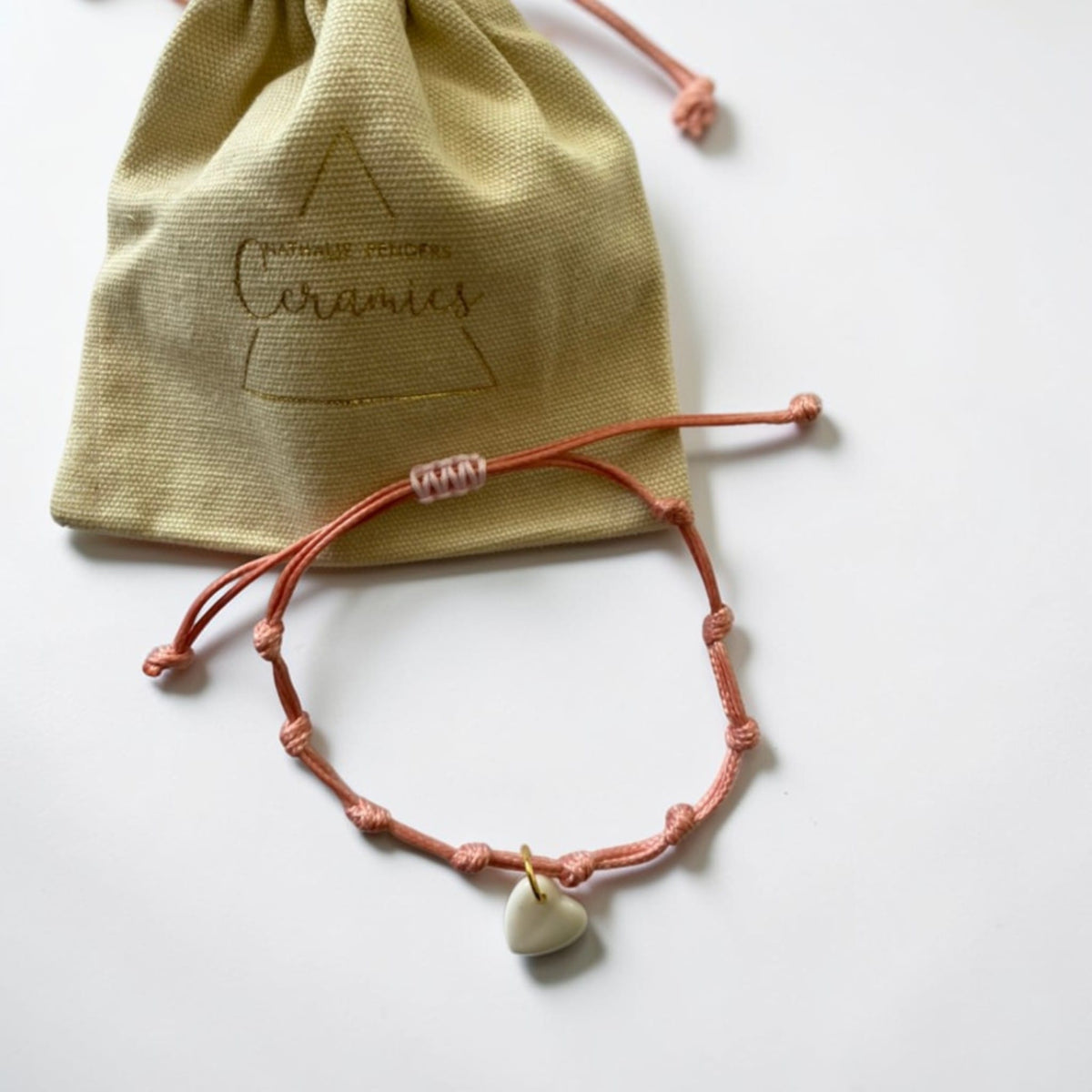 Bracelet cordon rose et pendentif en porcelaine blanche – ajustable, bijou fait main France