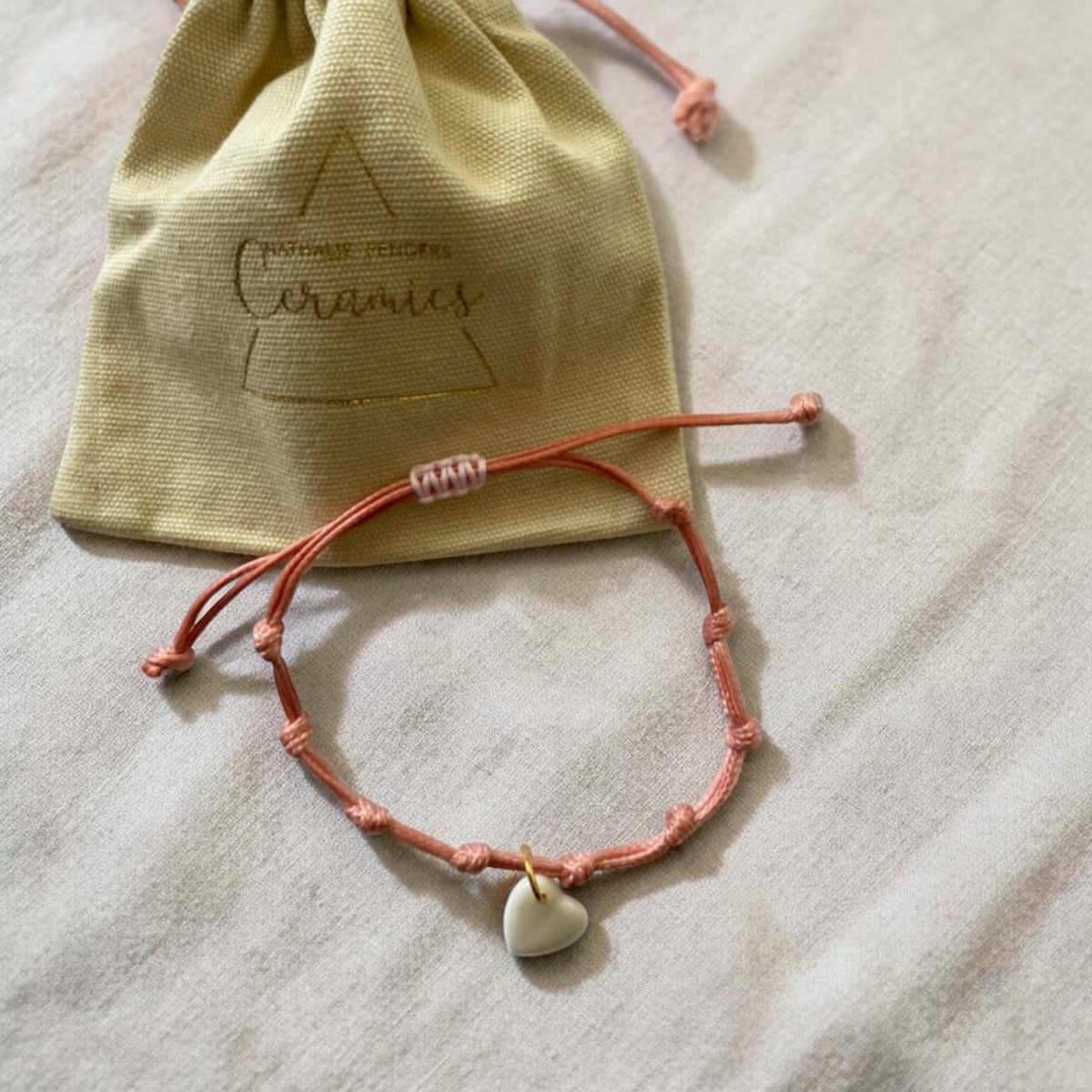 Bracelet cordon rose et pendentif en porcelaine blanche – ajustable