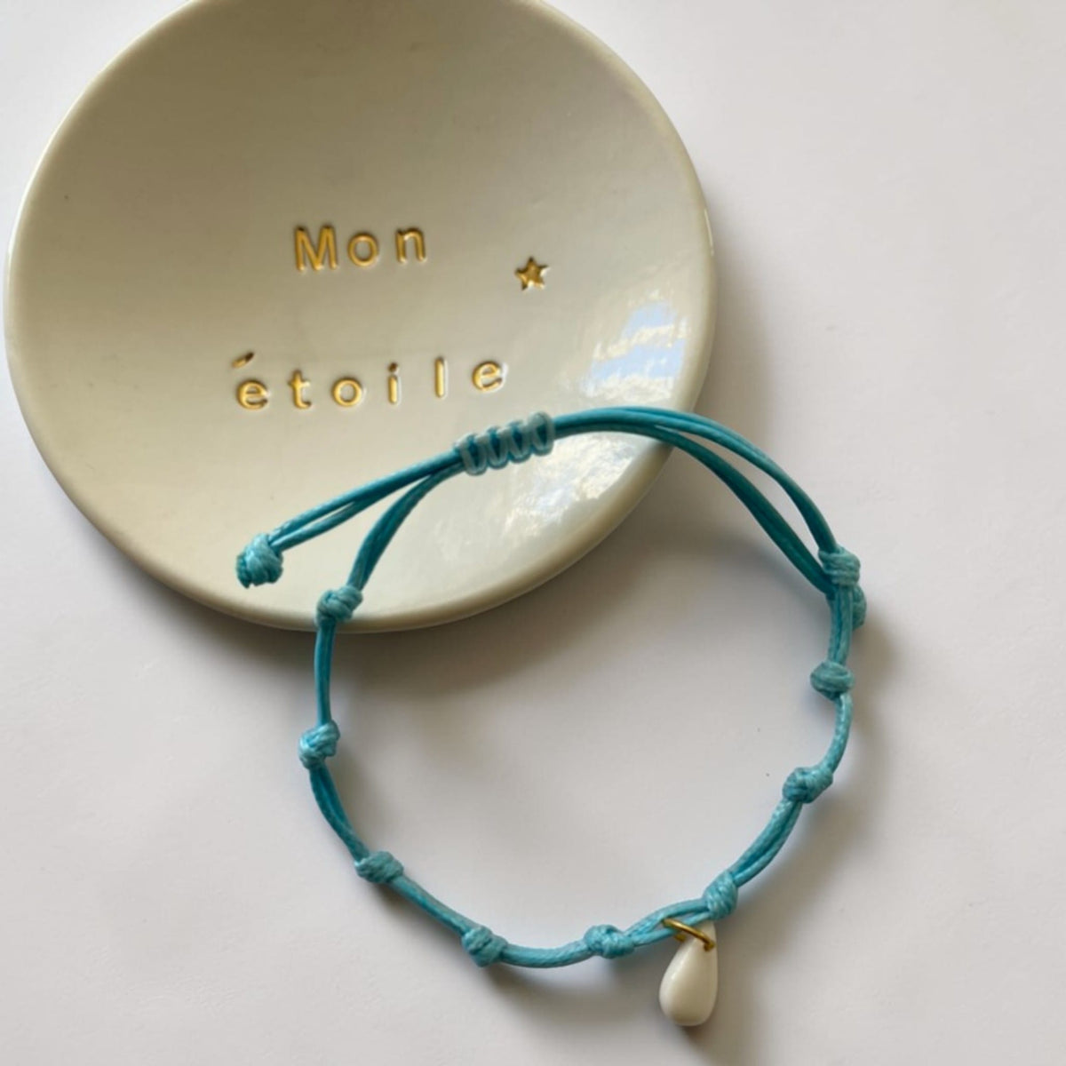 Bracelet cordon turquoise et pendentif en porcelaine blanche – ajustable élégant fait main France