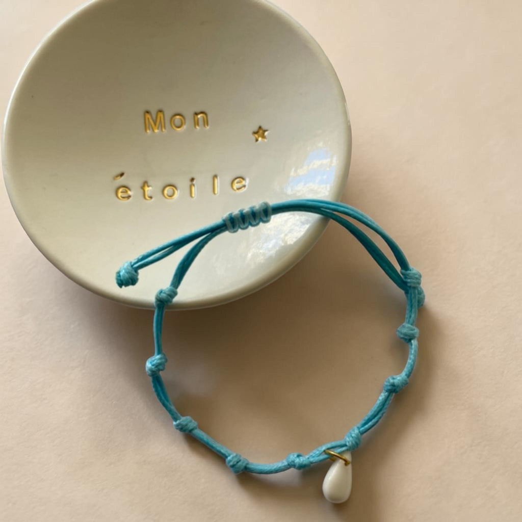 Bracelet cordon turquoise et pendentif en porcelaine blanche – ajustable