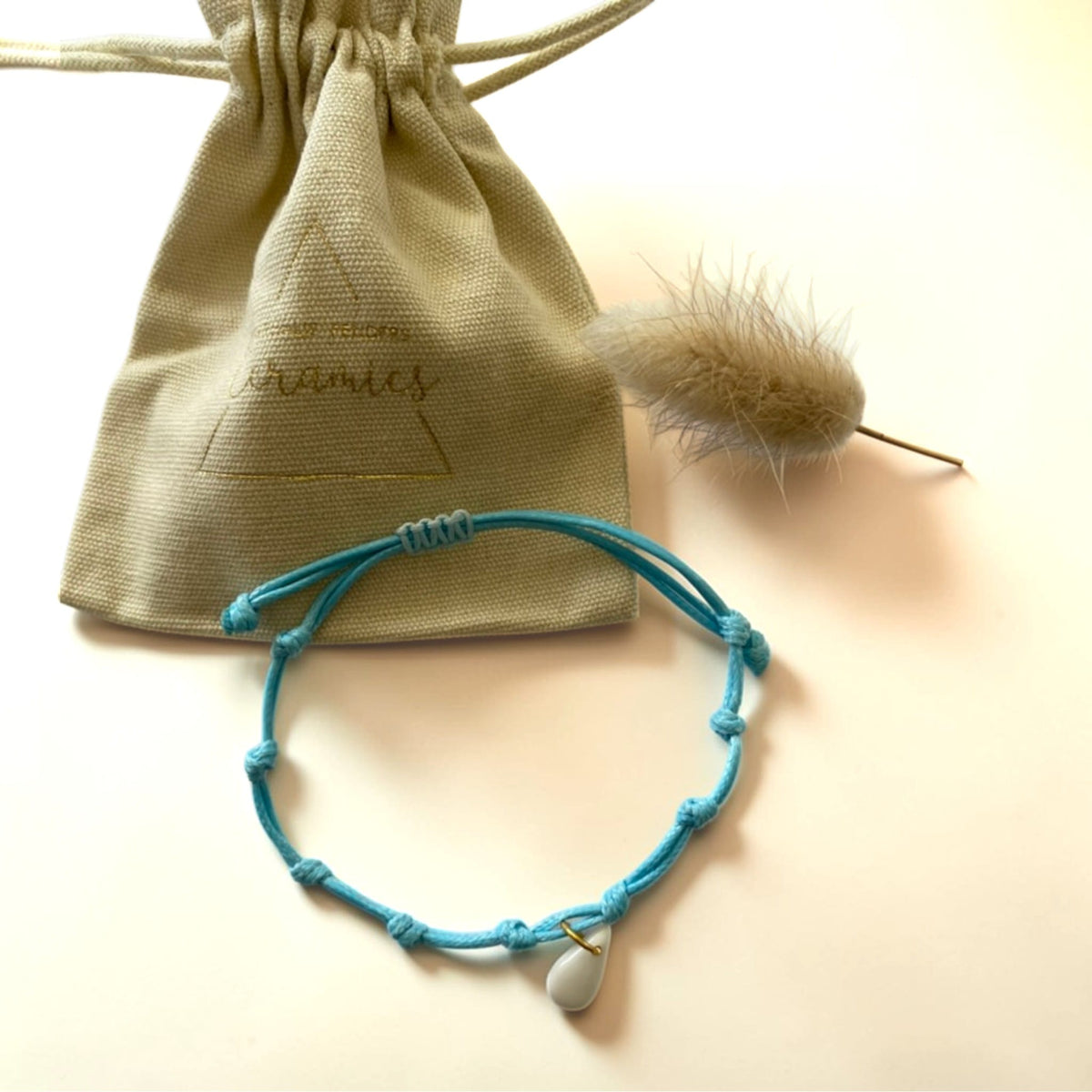 Bracelet cordon turquoise et pendentif en porcelaine blanche – ajustable, bijou fait main France