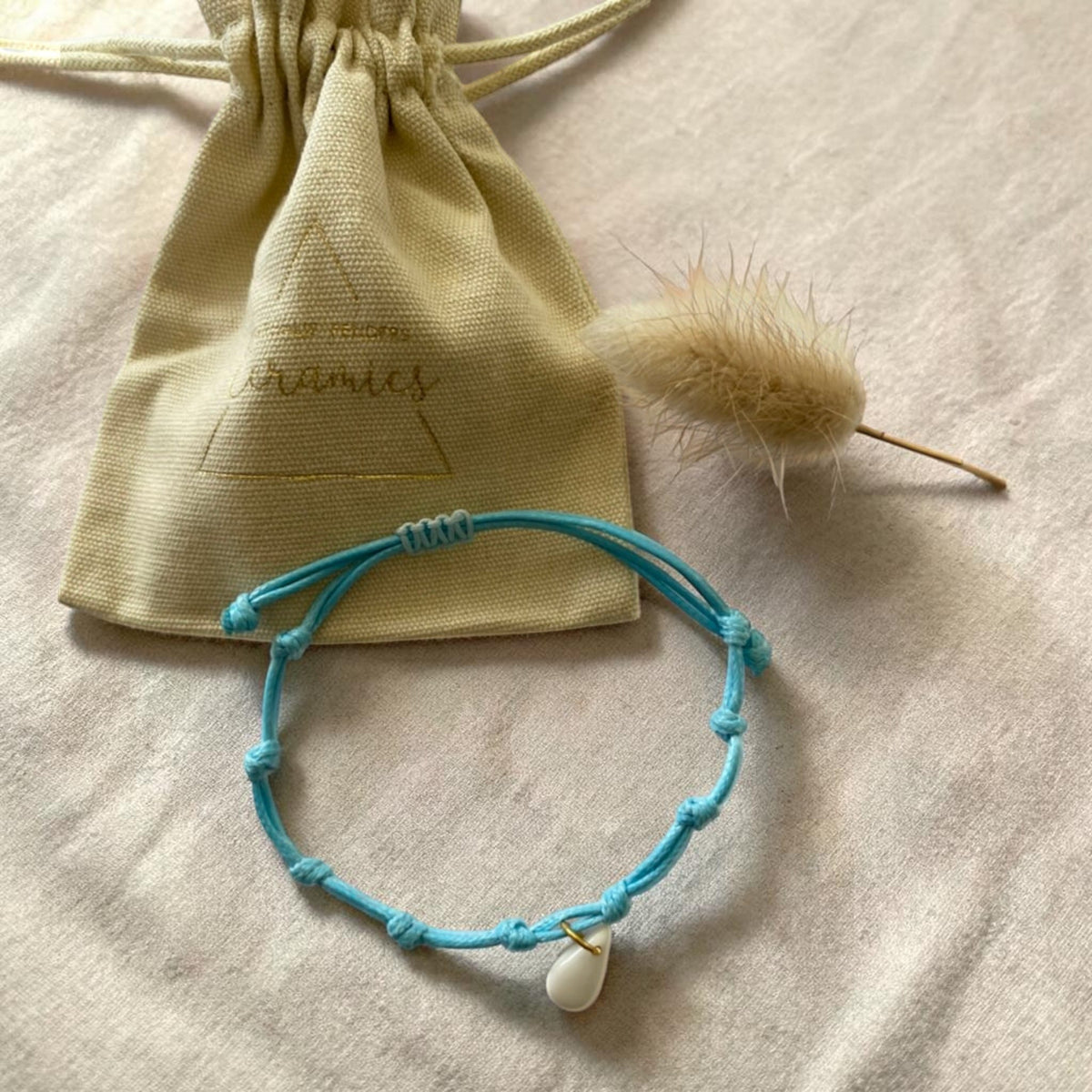 Bracelet cordon turquoise et pendentif en porcelaine blanche – ajustable