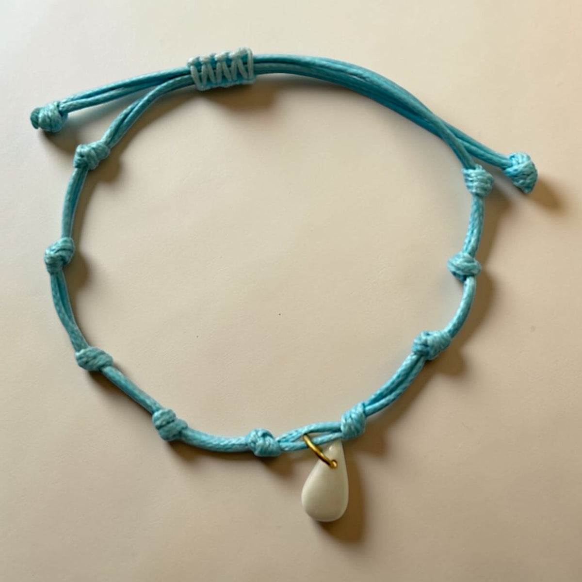 Bracelet cordon turquoise et pendentif en porcelaine blanche – ajustable, bijou fait main France