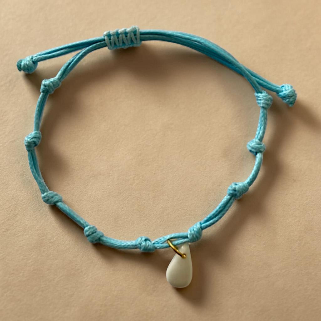 Bracelet cordon turquoise et pendentif en porcelaine blanche – ajustable