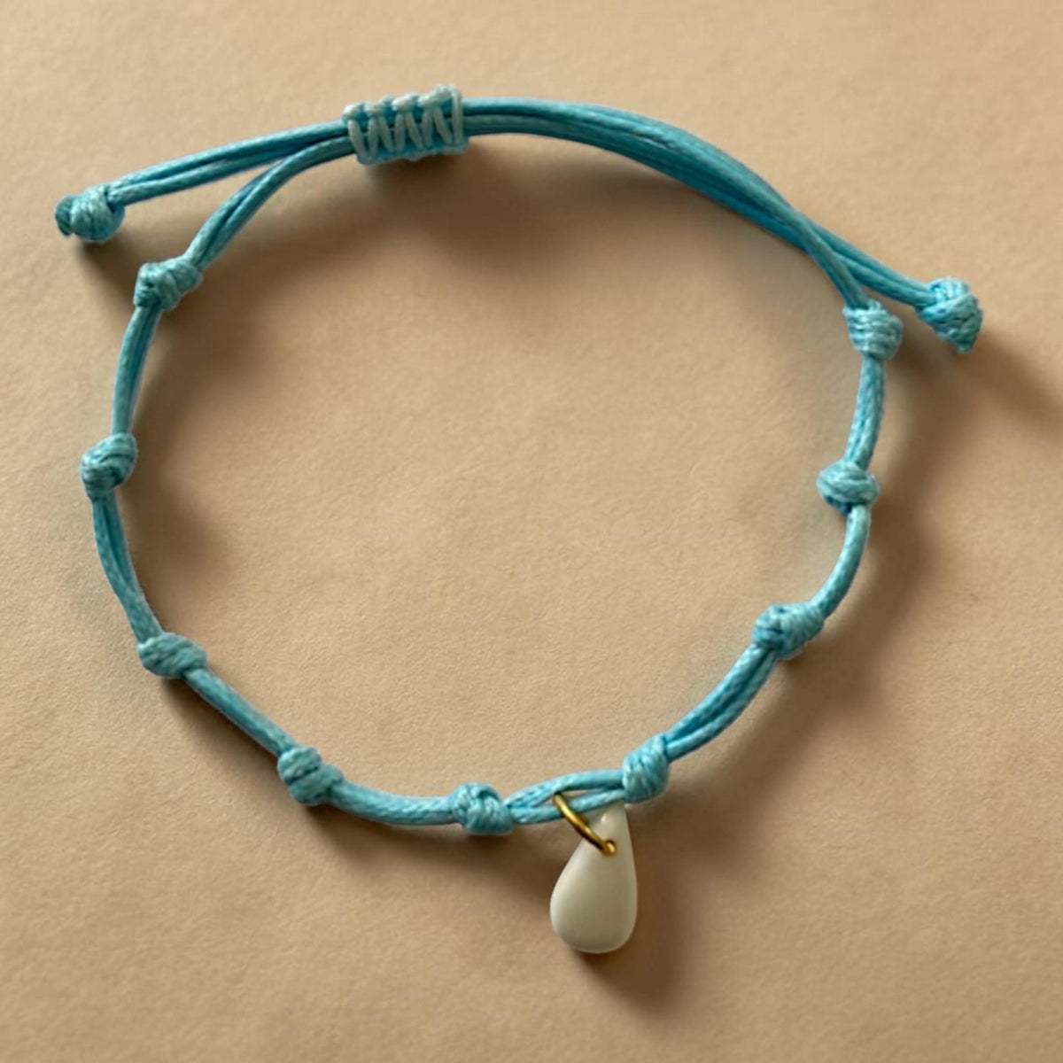 Bracelet cordon turquoise et pendentif en porcelaine blanche – ajustable
