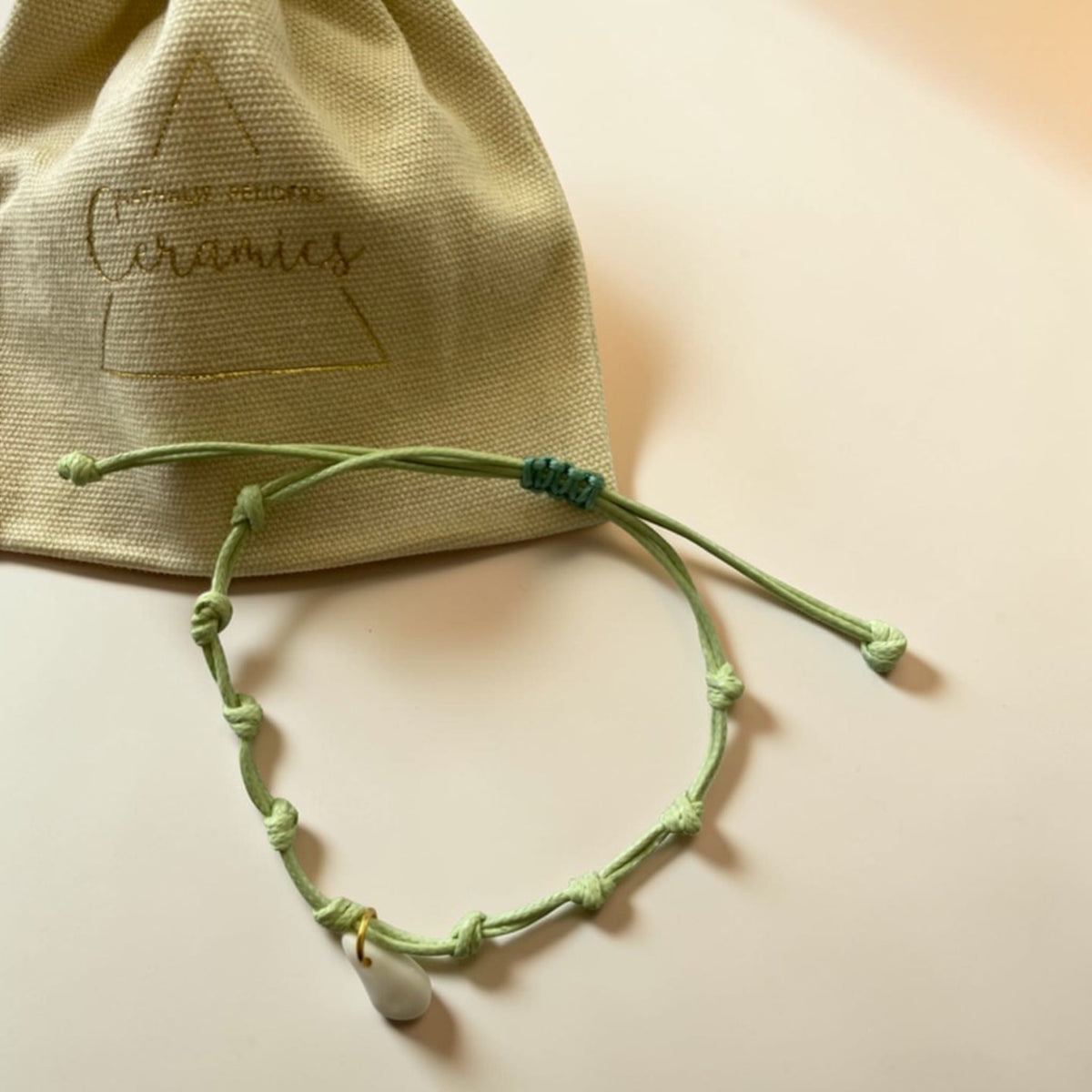 Bracelet cordon vert et pendentif en porcelaine blanche – ajustable