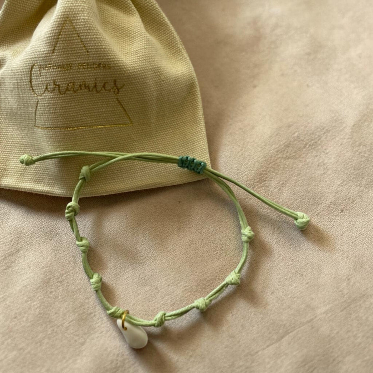 Bracelet cordon vert et pendentif en porcelaine blanche – ajustable