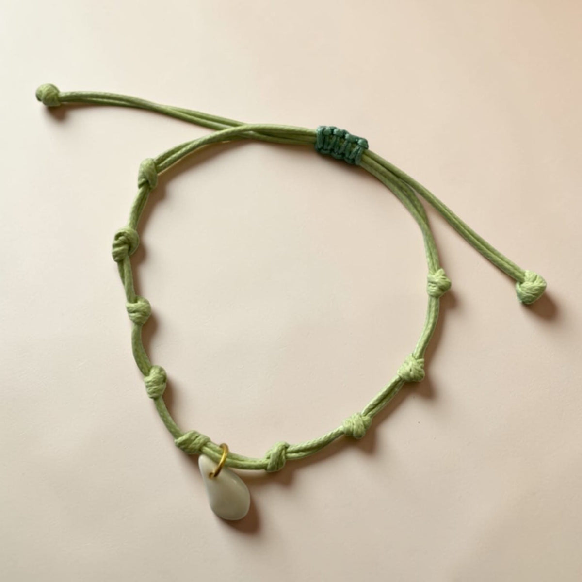Bracelet cordon vert et pendentif en porcelaine blanche – ajustable, bijou fait main France