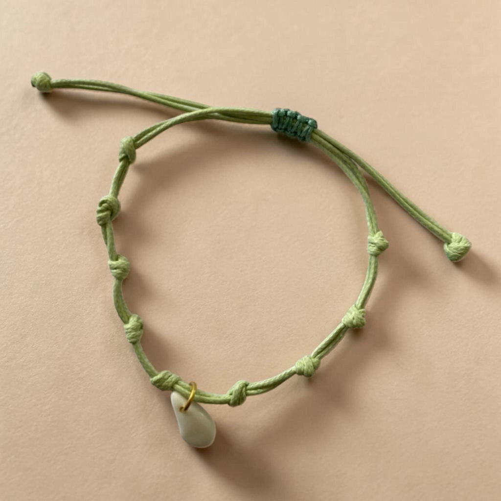 Bracelet cordon vert et pendentif en porcelaine blanche – ajustable