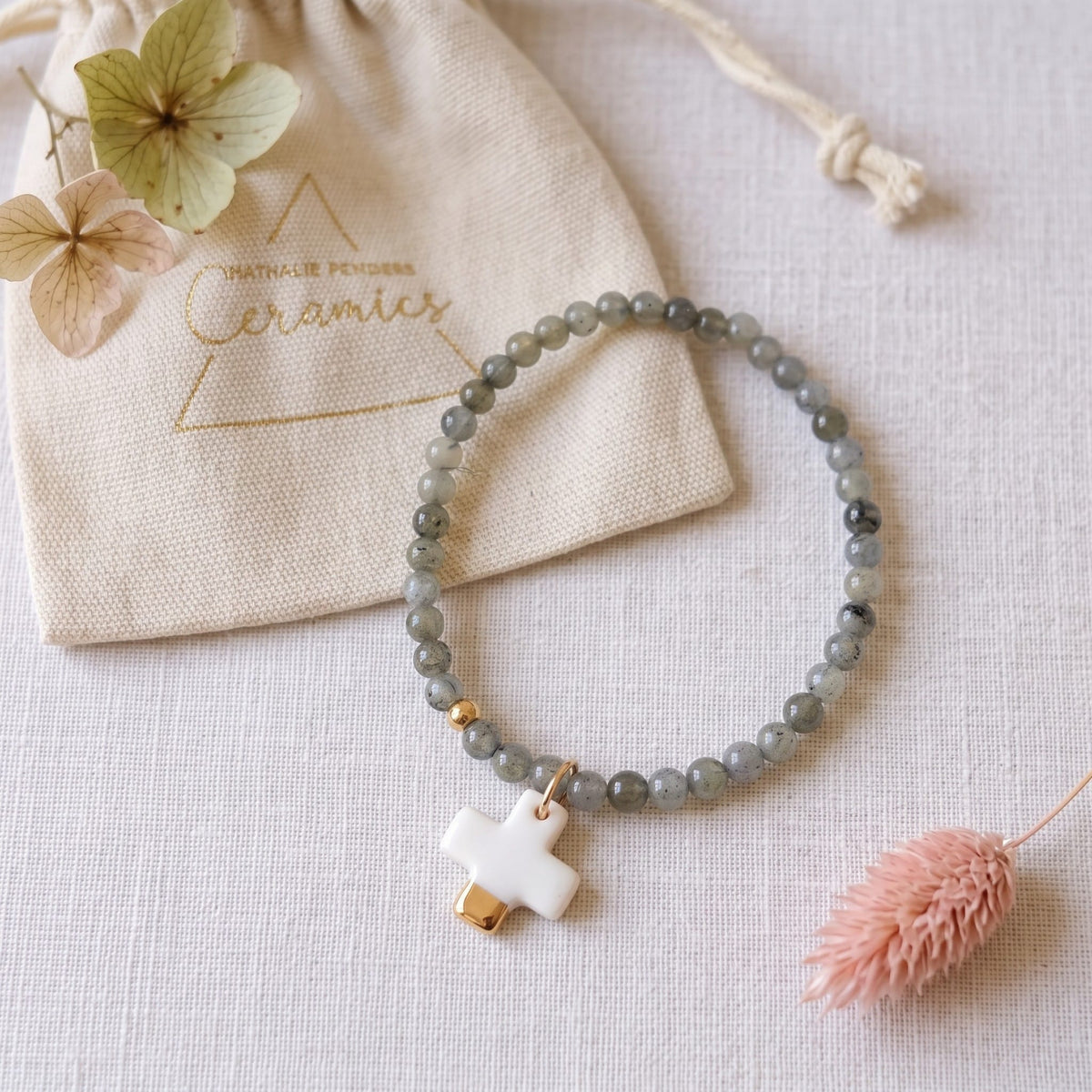 Bracelet perles gris vert et pendentif en porcelaine – fait main