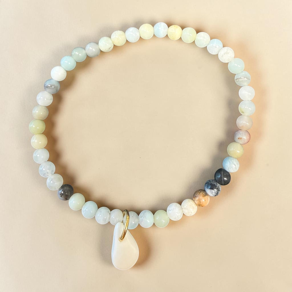 Bracelet en amazonite multicolore et pendentif en porcelaine