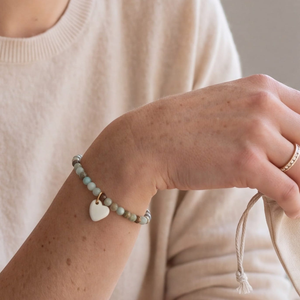 Bracelet en amazonite multicolore et pendentif en porcelaine