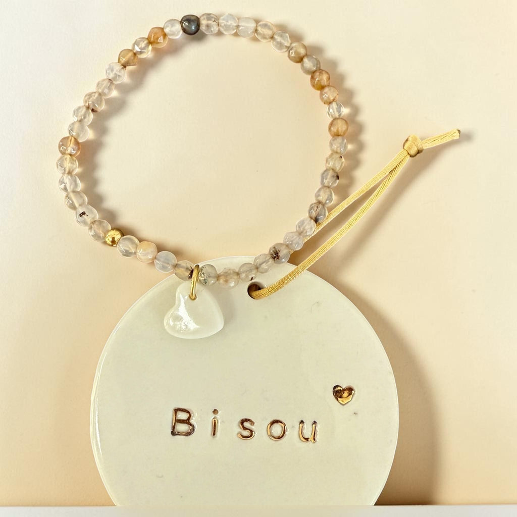 Bracelet perles beige et pendentif en porcelaine – fait main, bijou élégant en porcelaine blanche.