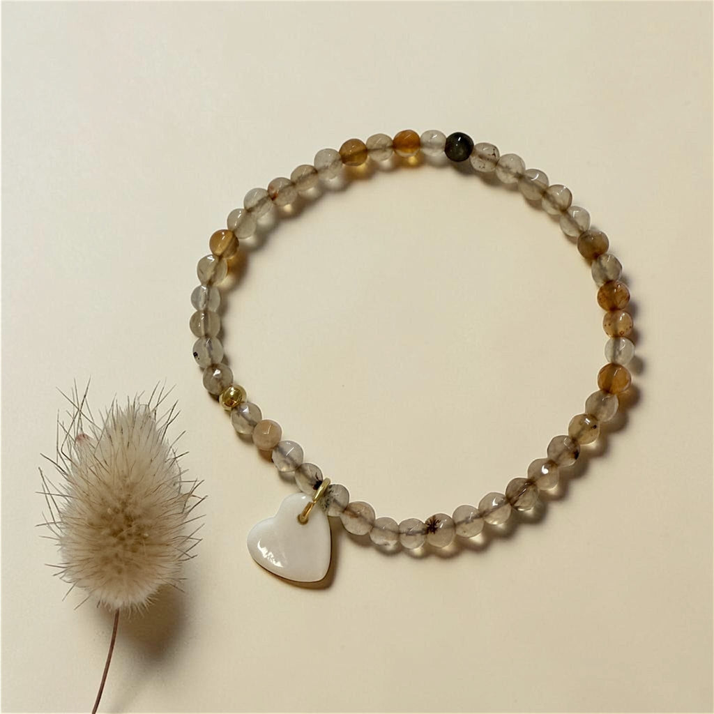 Bracelet perles beige et pendentif en porcelaine – fait main, bijou élégant - Nathalie Penders Ceramics.