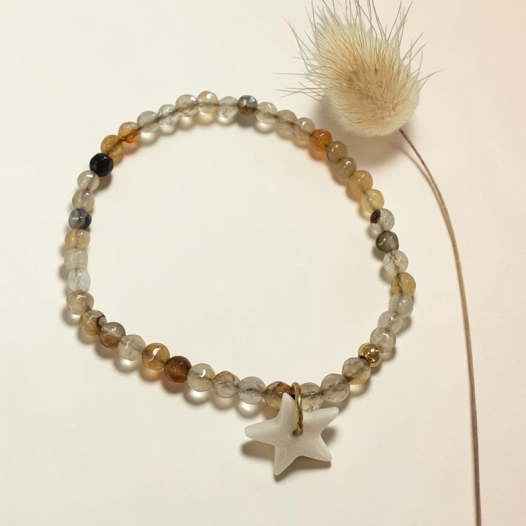 Bracelet perles beige et pendentif en porcelaine – fait main, bijou élégant fait main France