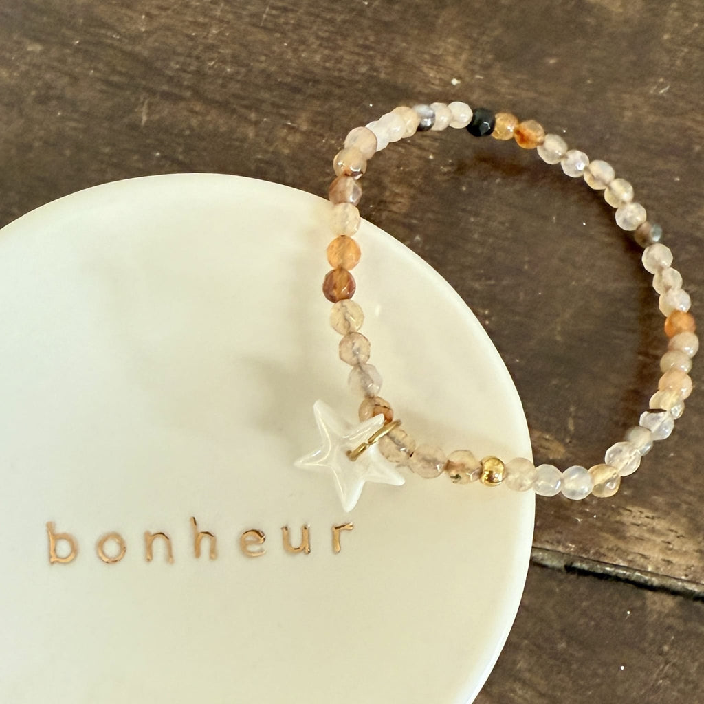 Bracelet perles beige et pendentif en porcelaine – fait main