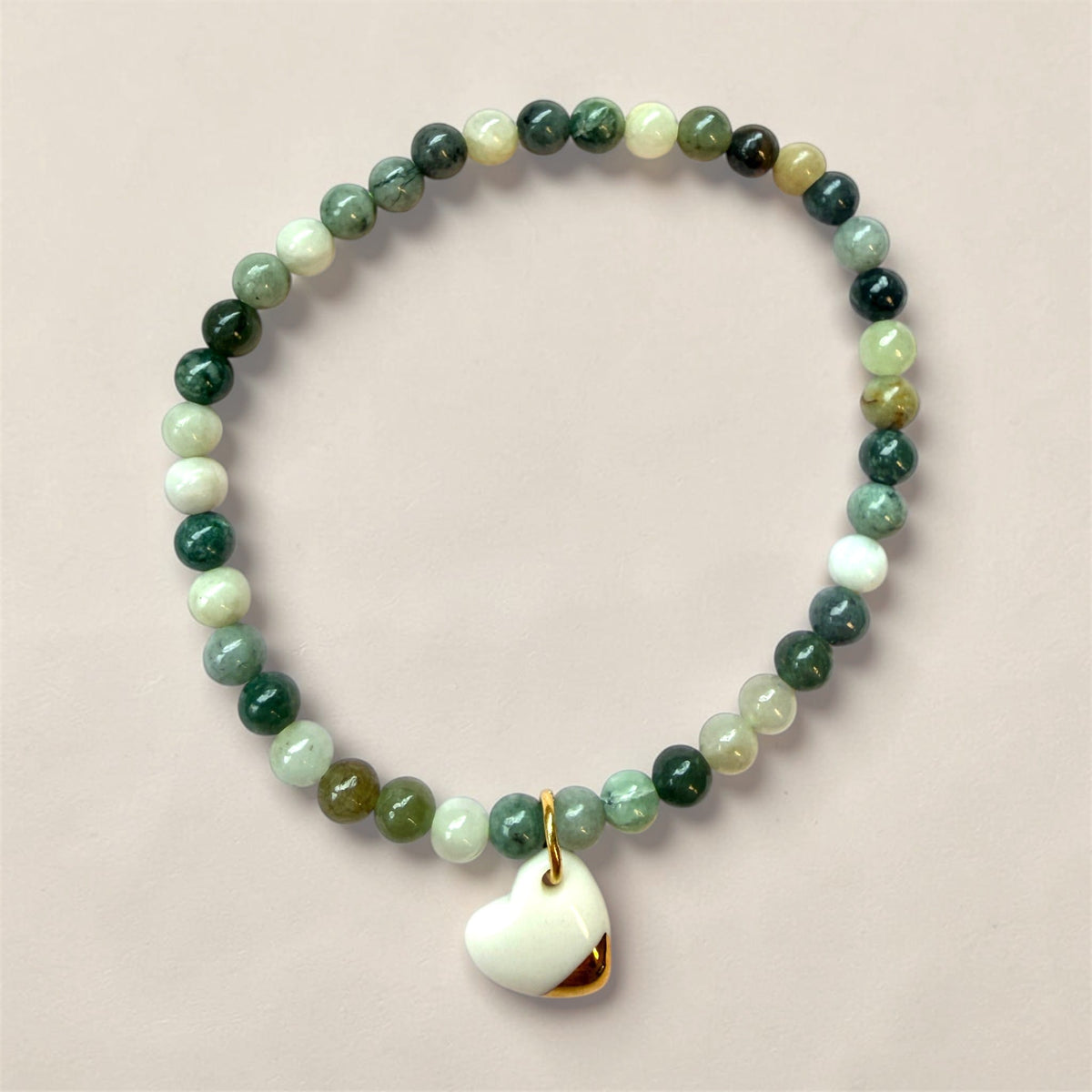 Bracelet en jade de Birmanie et pendentif en porcelaine blanche