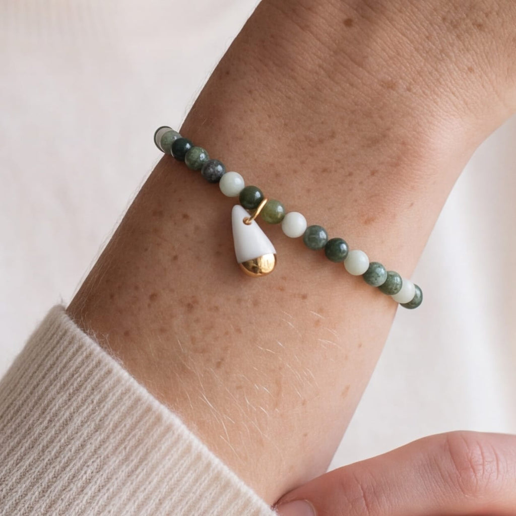 Bracelet en jade de Birmanie et pendentif en porcelaine blanche