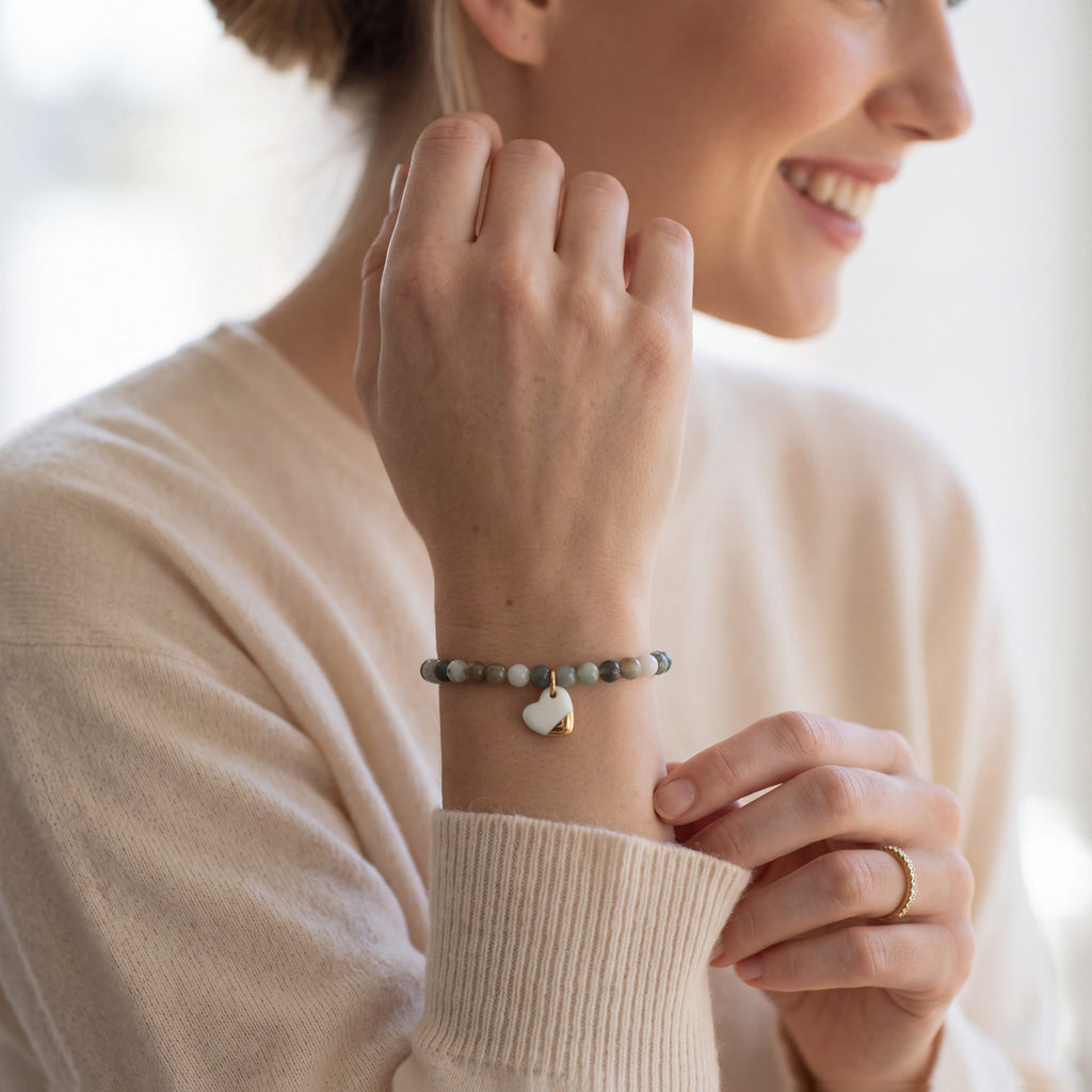 Bracelet en jade de Birmanie et pendentif en porcelaine blanche