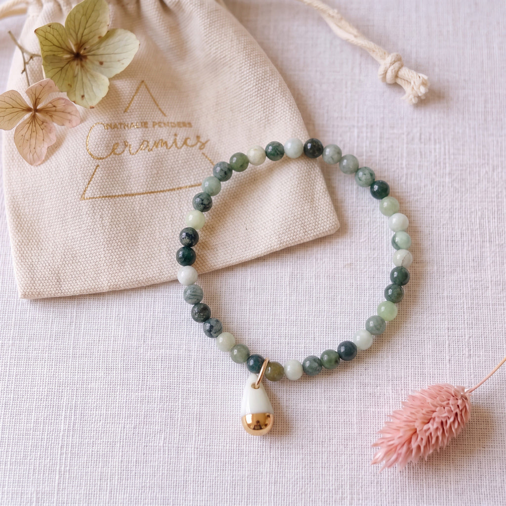 Bracelet en jade de Birmanie et pendentif en porcelaine blanche