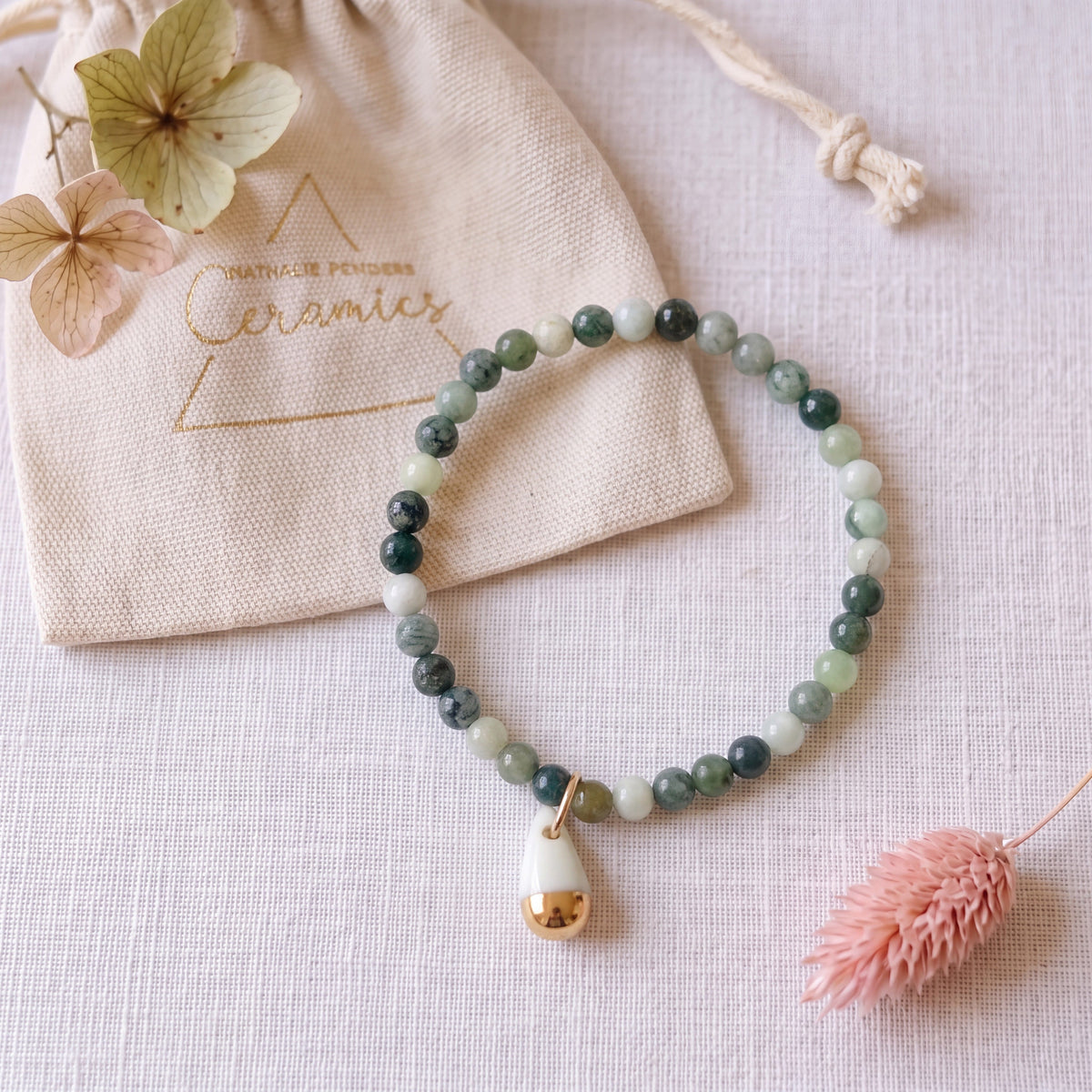 Bracelet en jade de Birmanie et pendentif en porcelaine blanche