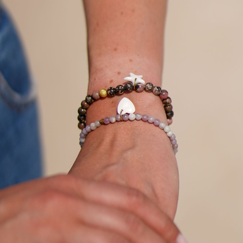 Bracelet perles rose clair avec pendant en porcelaine