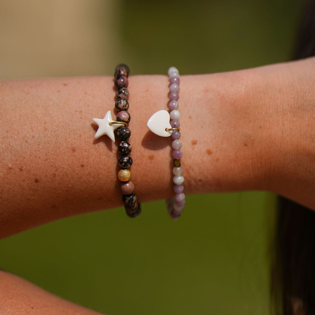 Bracelet perles rose clair avec pendant en porcelaine