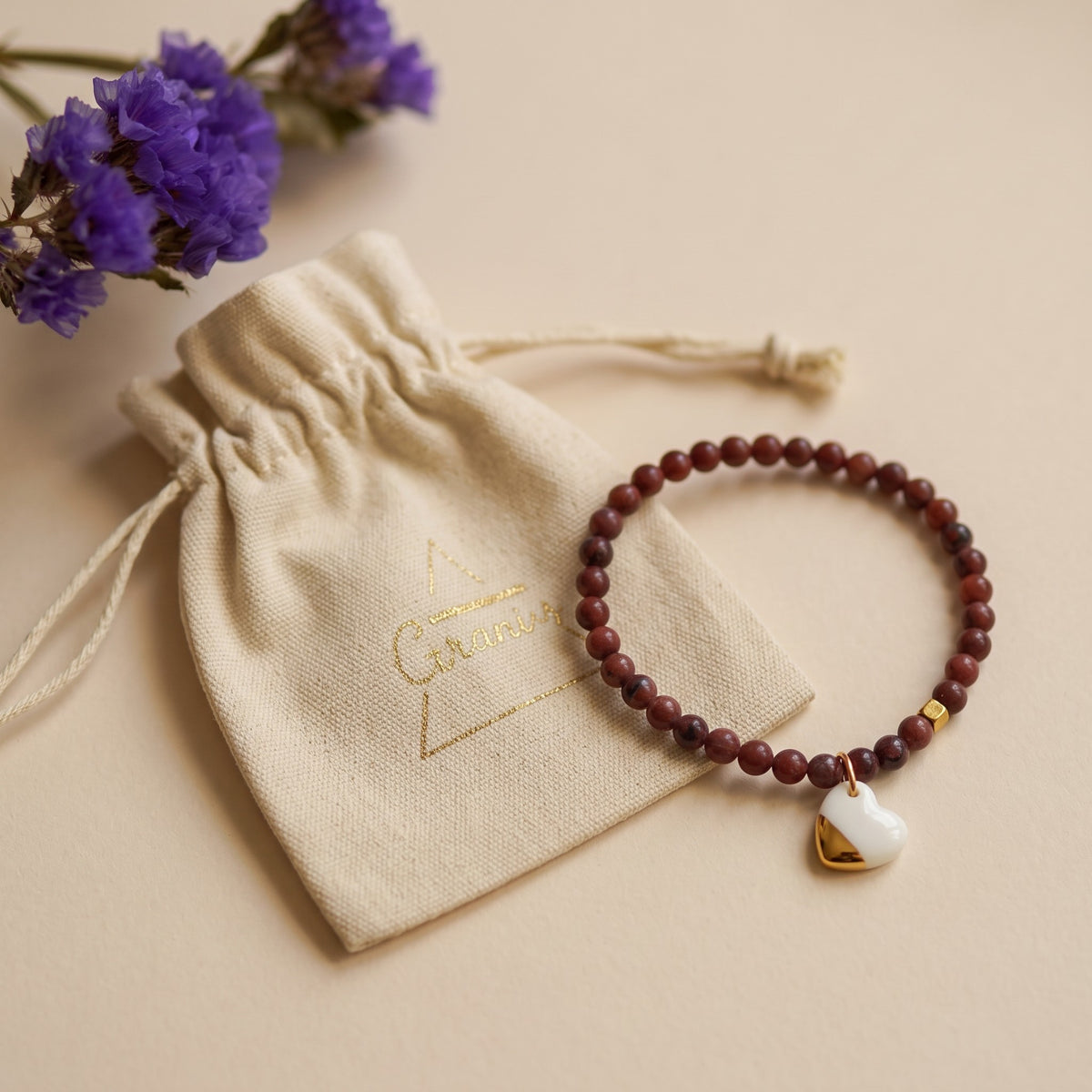 Bracelet perles rouge terracotta et pendentif en porcelaine – fait main