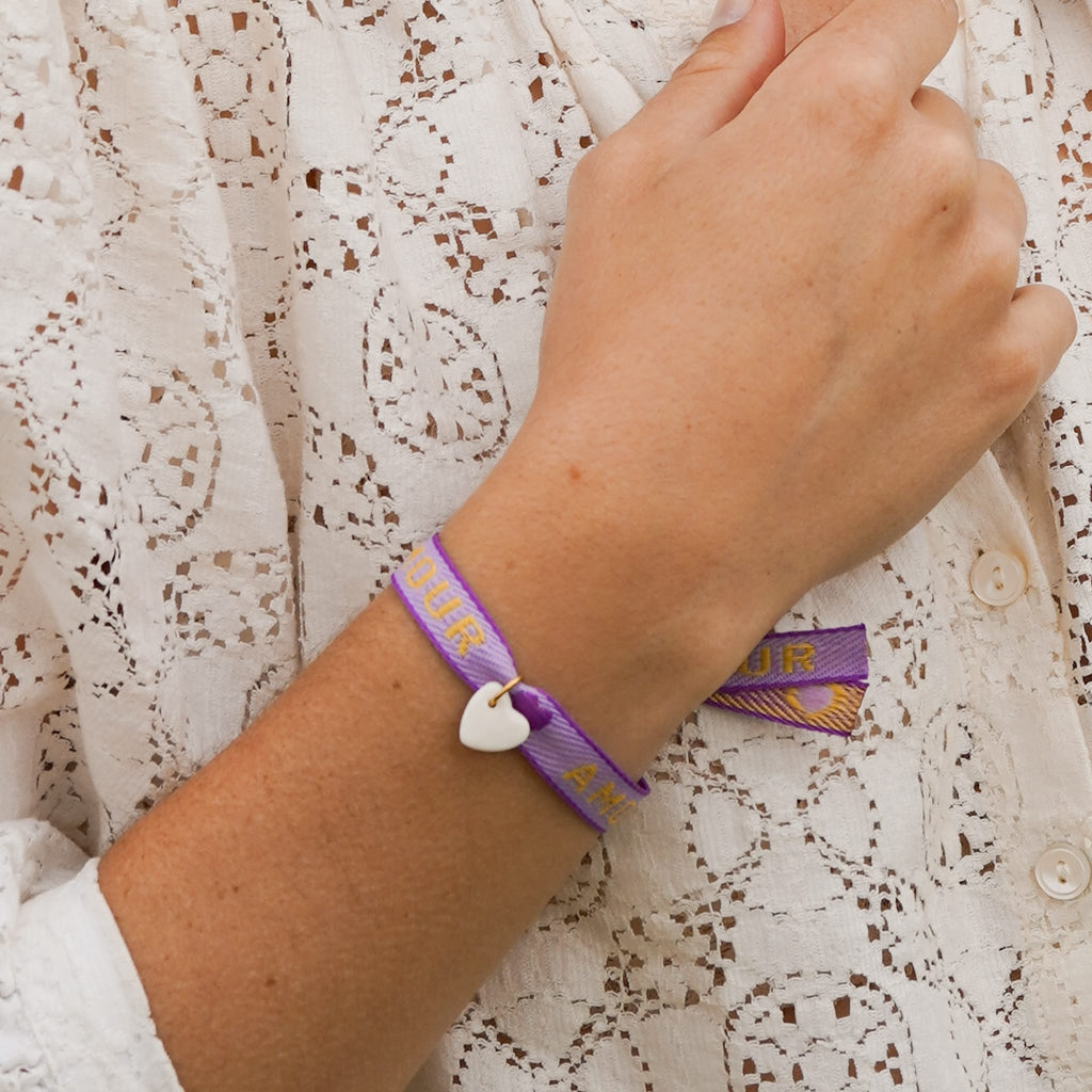 Bracelet ruban Amour et pendentif en porcelaine – ajustable porté sur un poignet féminin