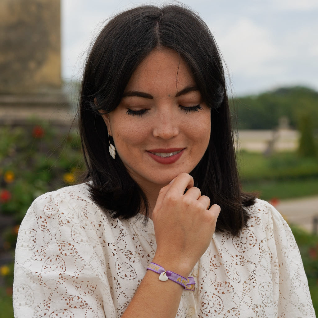 Bracelet ruban Amour et pendentif en porcelaine – ajustable porté par une femme élégante
