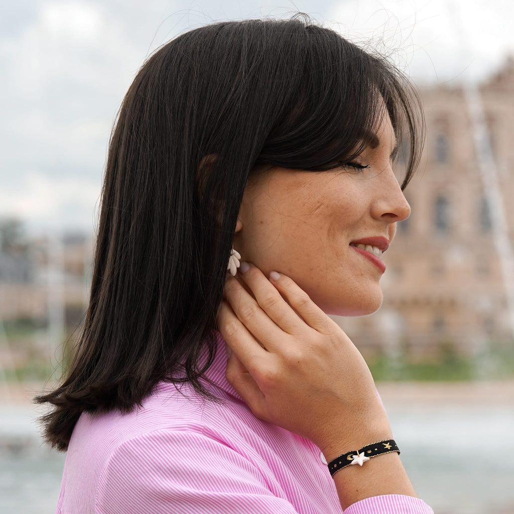 Bracelet ruban étoile et pendentif en porcelaine – ajustable porté par femme élégante