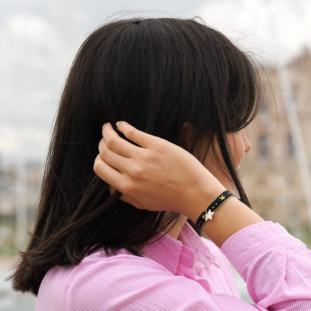 Bracelet ruban étoile et pendentif en porcelaine – ajustable porté par une femme élégante