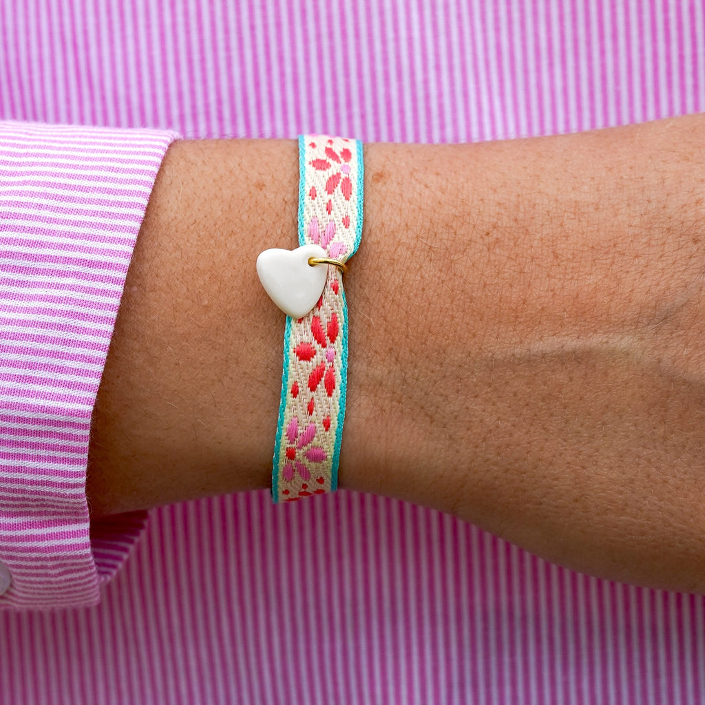 Bracelet ruban fleuri et pendentif en porcelaine – ajustable porté sur poignet peau foncée