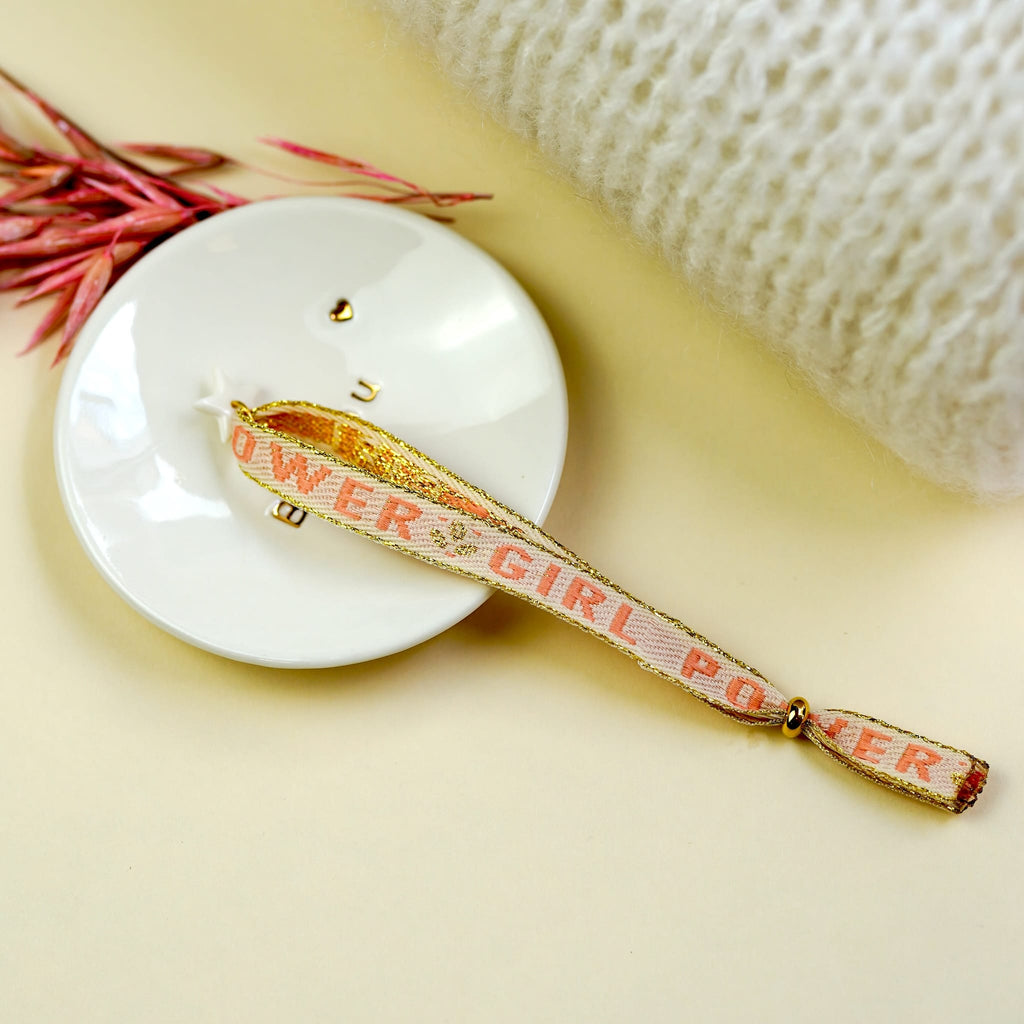 Bracelet ruban Girl Power et pendentif en porcelaine – ajustable bijou fait main France