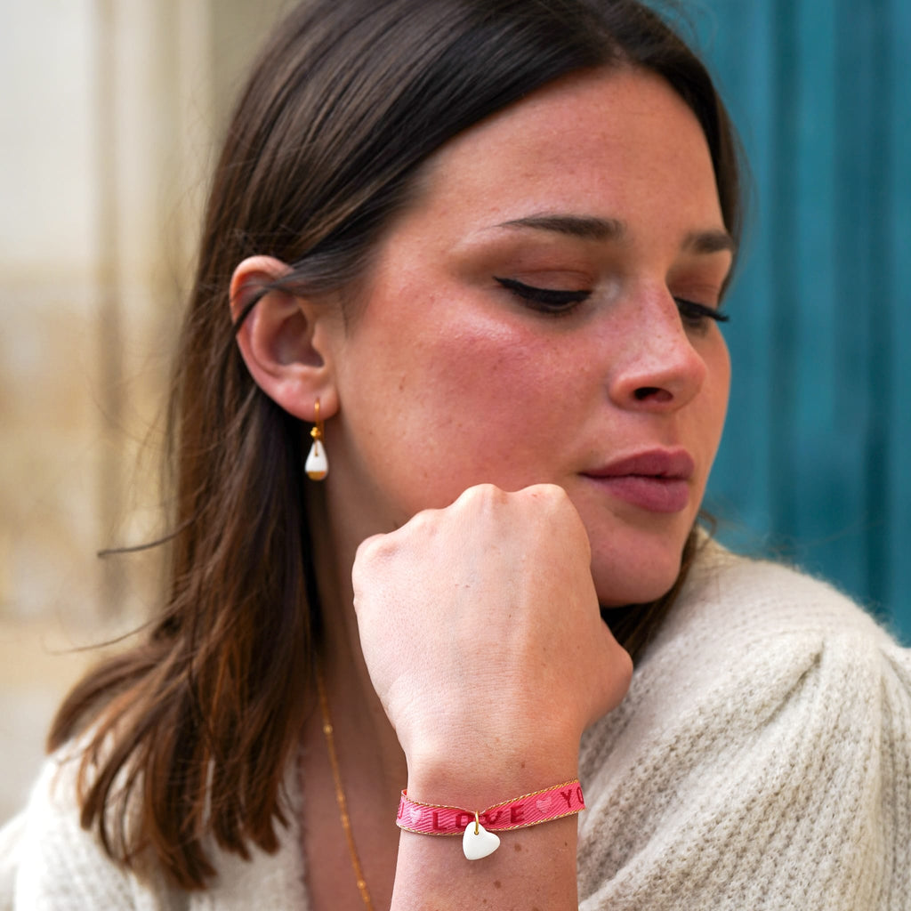 Bracelet ruban I love you et pendentif en porcelaine – ajustable porté avec boucle d’oreille en porcelaine