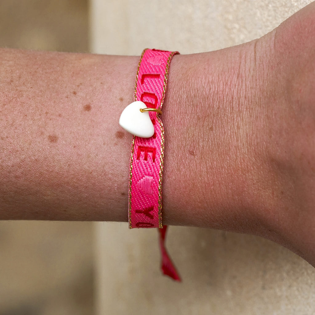 Bracelet ruban I love you et pendentif en porcelaine – ajustable porté au poignet