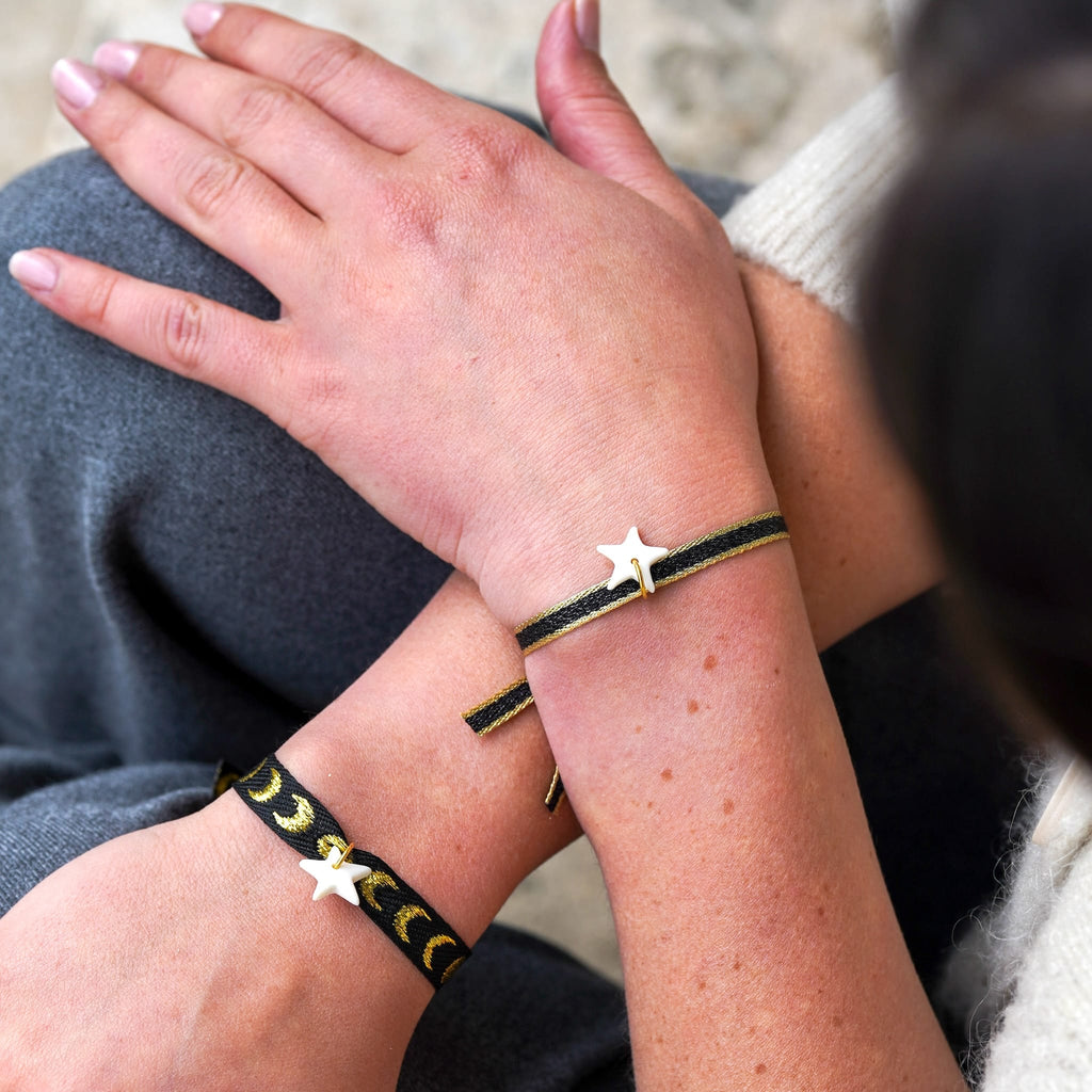 Bracelet ruban noir et doré et pendentif en porcelaine – ajustable porté au poignet élégant