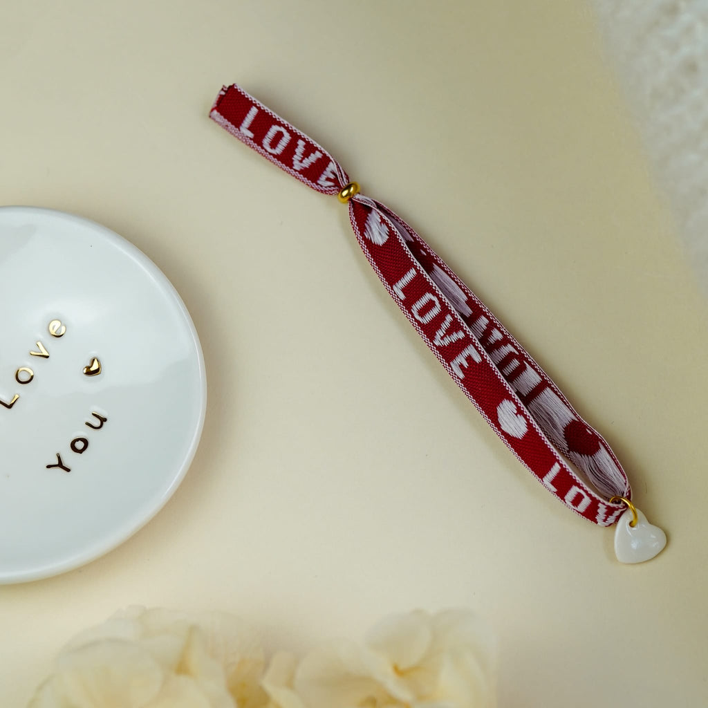 Bracelet ruban I Love you et pendentif en porcelaine – ajustable avec ruban rouge et charme cœur blanc