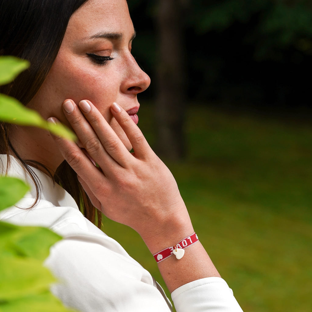 Bracelet ruban I Love you et pendentif en porcelaine – ajustable porté au poignet féminin