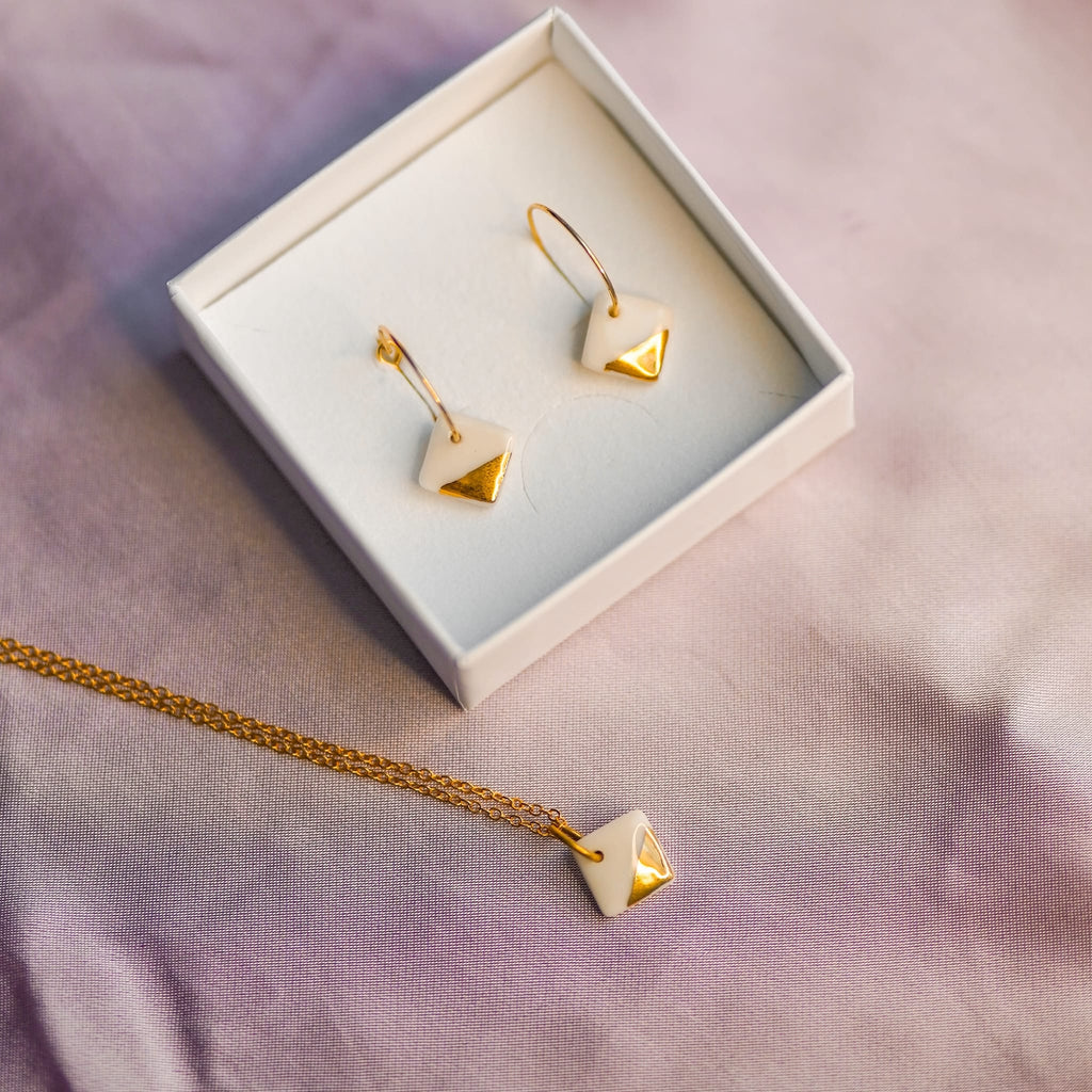 Collier Carré précieux en porcelaine et or