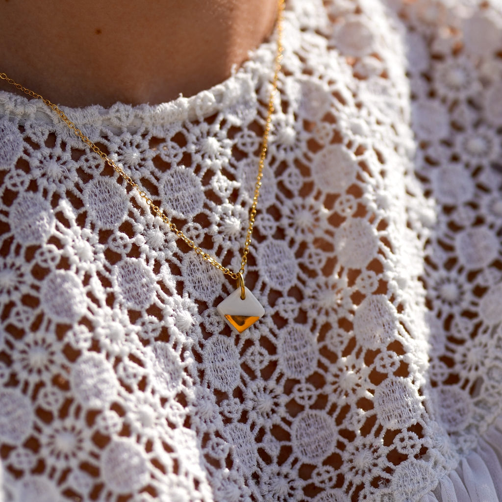 Collier Carré précieux en porcelaine et or
