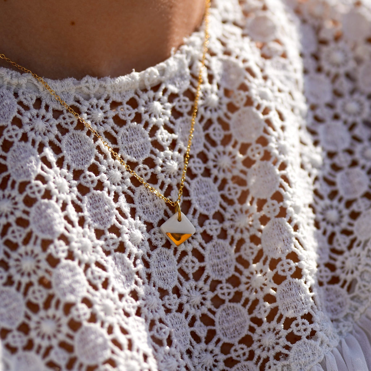 Collier Carré précieux en porcelaine et or