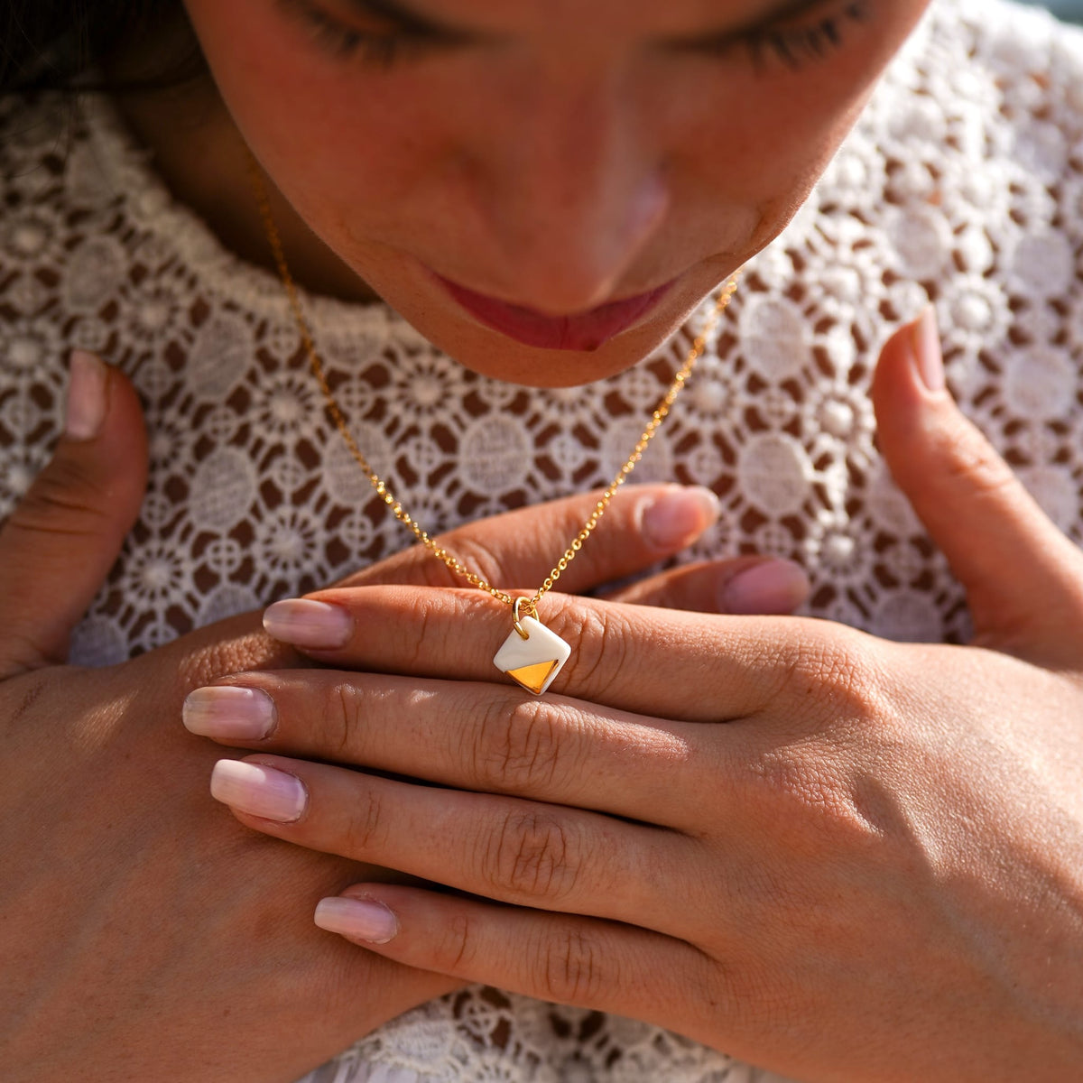 Collier Carré précieux en porcelaine et or