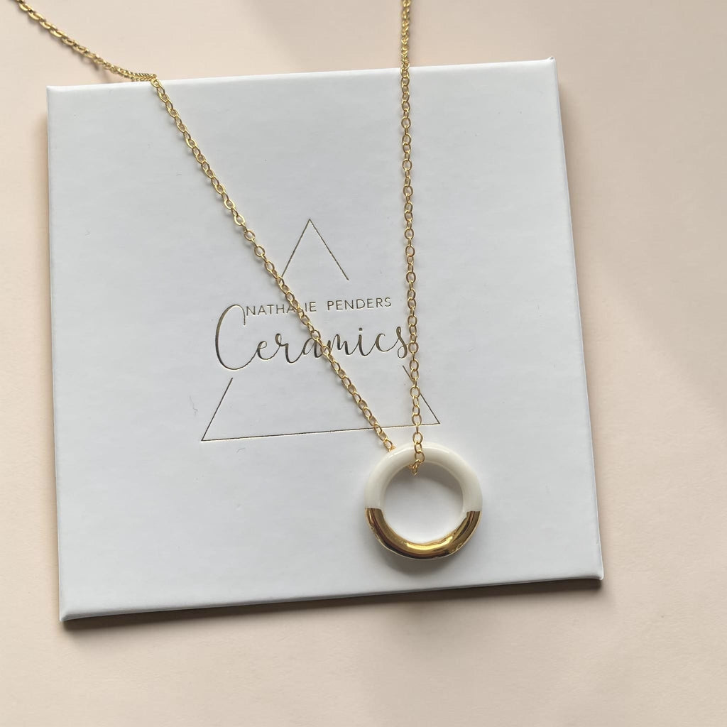 Collier pendentif cercle en porcelaine et or