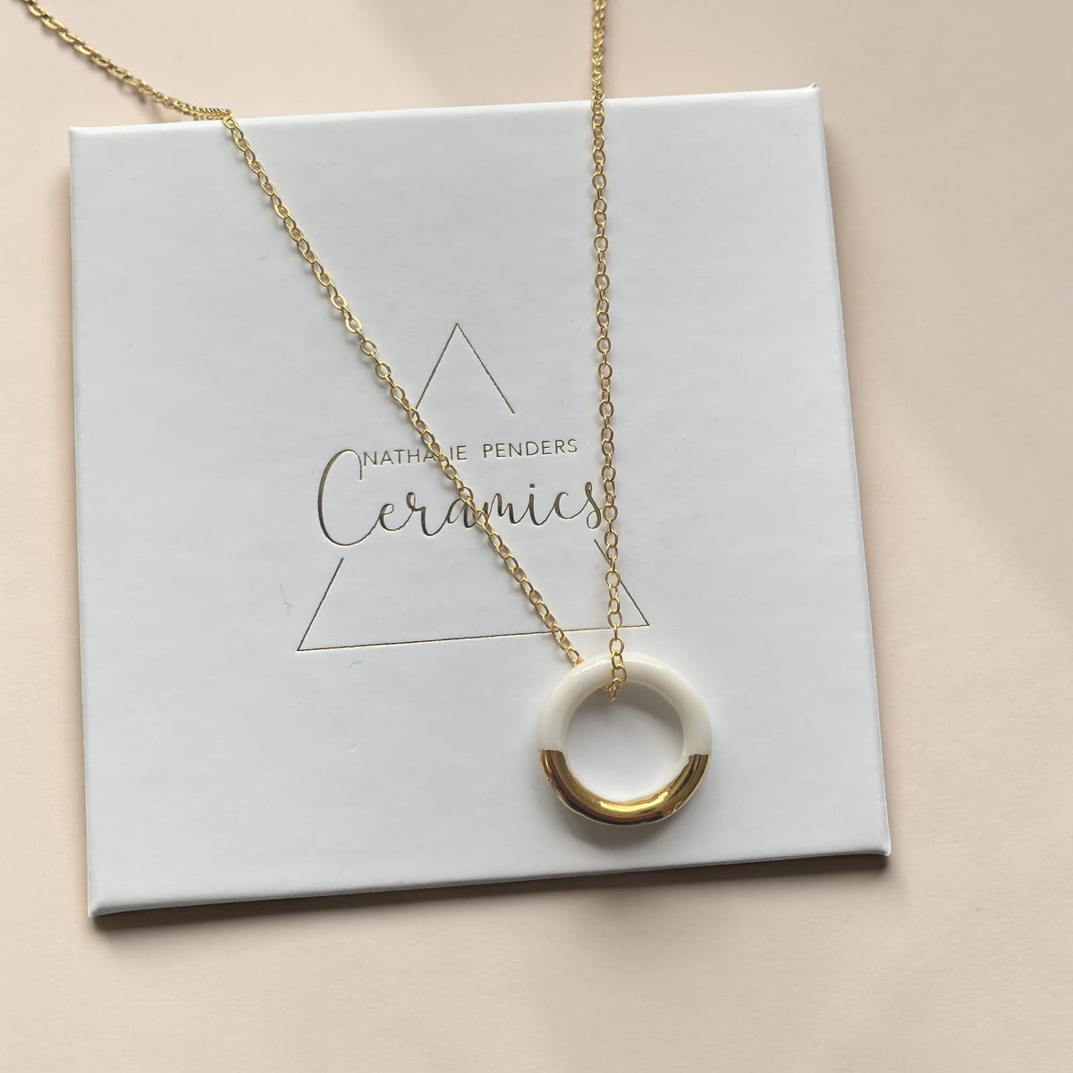 Collier pendentif cercle en porcelaine et or