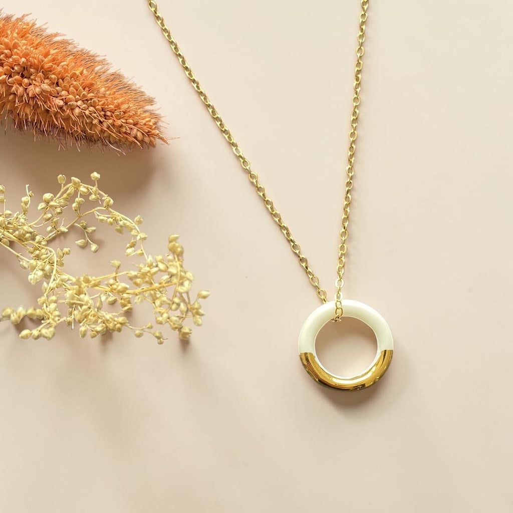 Collier pendentif cercle en porcelaine et or