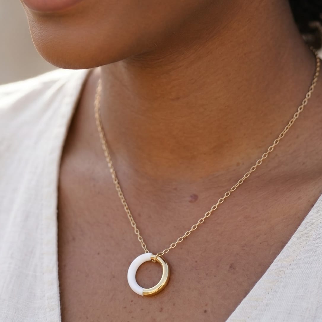 Collier pendentif cercle en porcelaine et or
